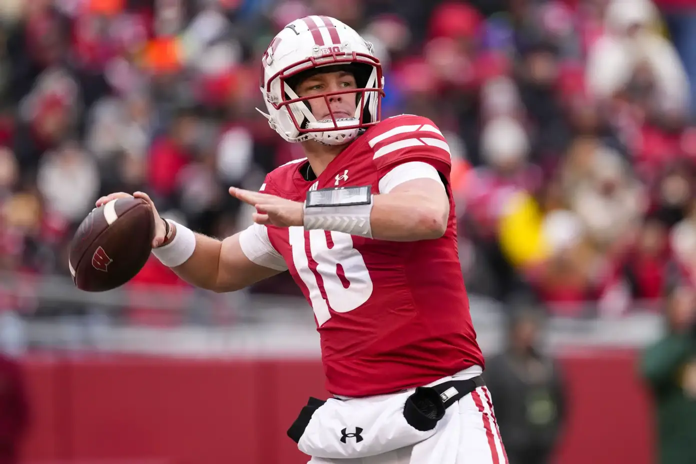 Wisconsin Football QB Braedyn Locke