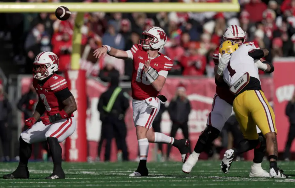 Wisconsin quarterback Braedyn Locke (18)