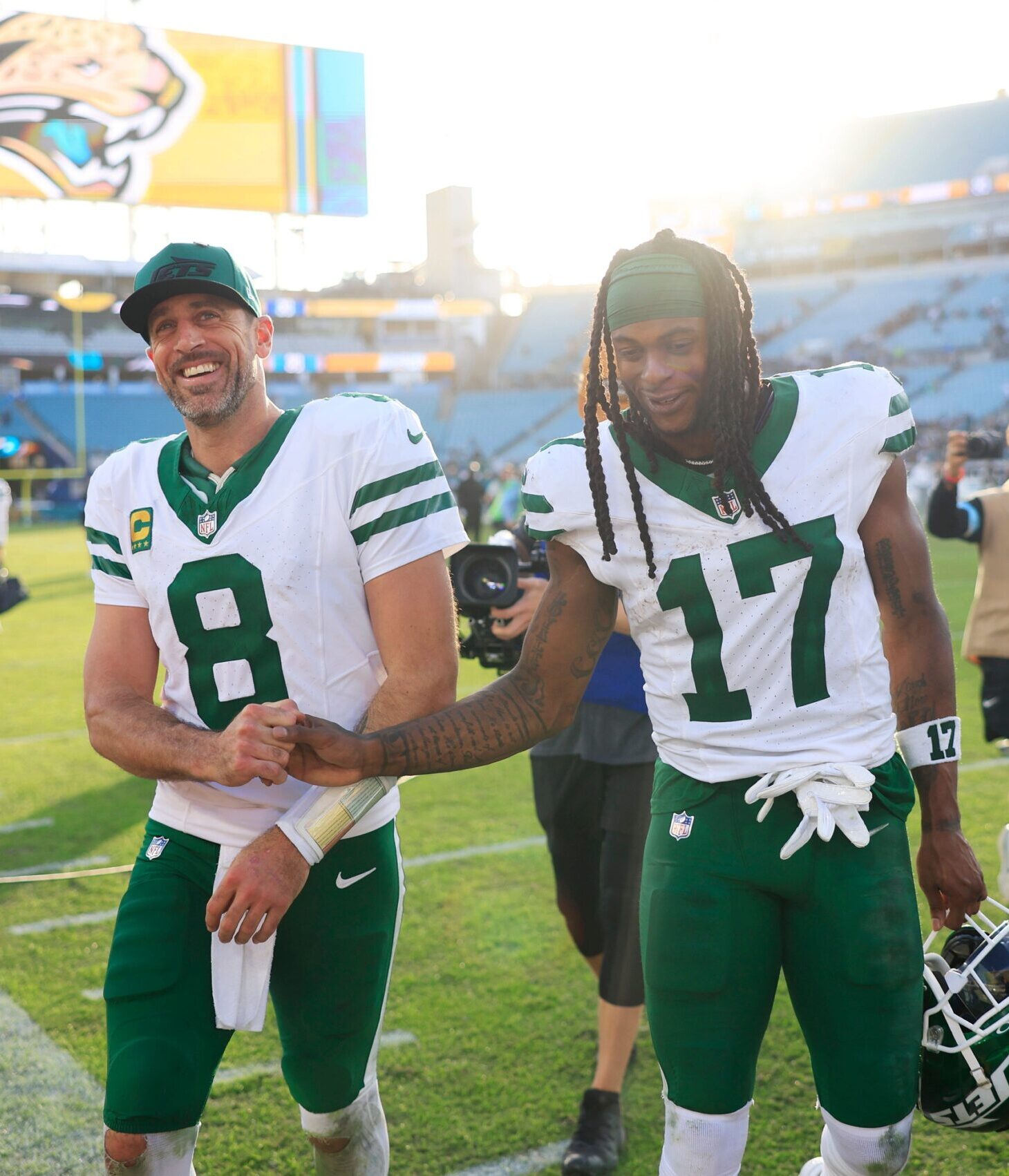 New York Jets quarterback Aaron Rodgers (8) and wide receiver Davante Adams (17)