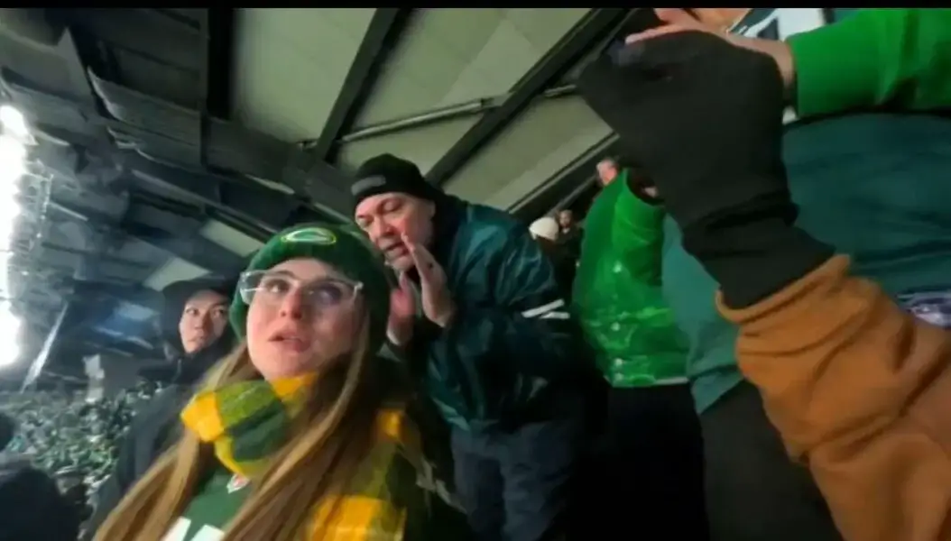 Philadelphia Eagles fan yelling at Packers fan (Photo via Twitter)