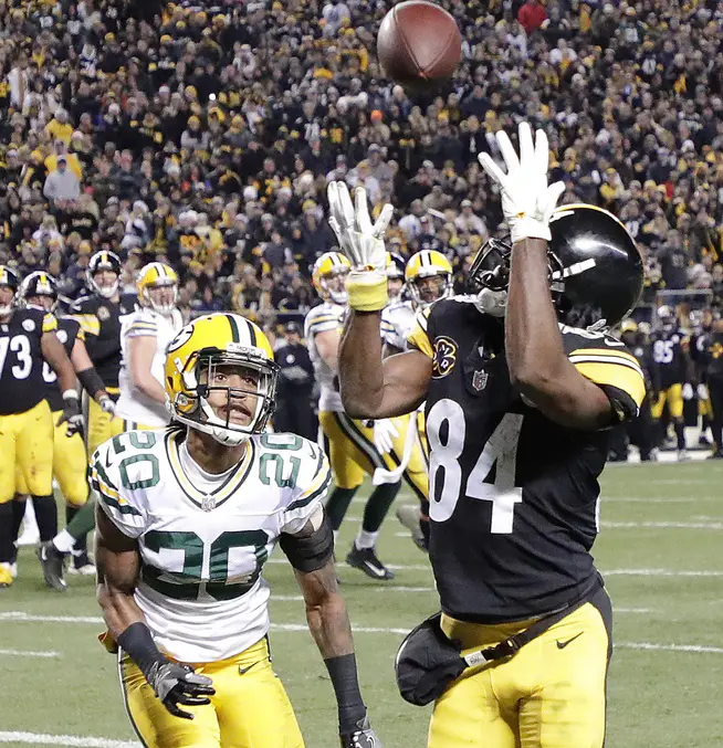 Nov 26, 2017; Pittsburgh, PA, USA; Pittsburgh Steelers wide receiver Antonio Brown (84) catches a touchdown pass against Green Bay Packers cornerback Kevin King (20) at Heinz Field. Jim Matthews/USA TODAY NETWORK-Wisconsin via USA TODAY NETWORK