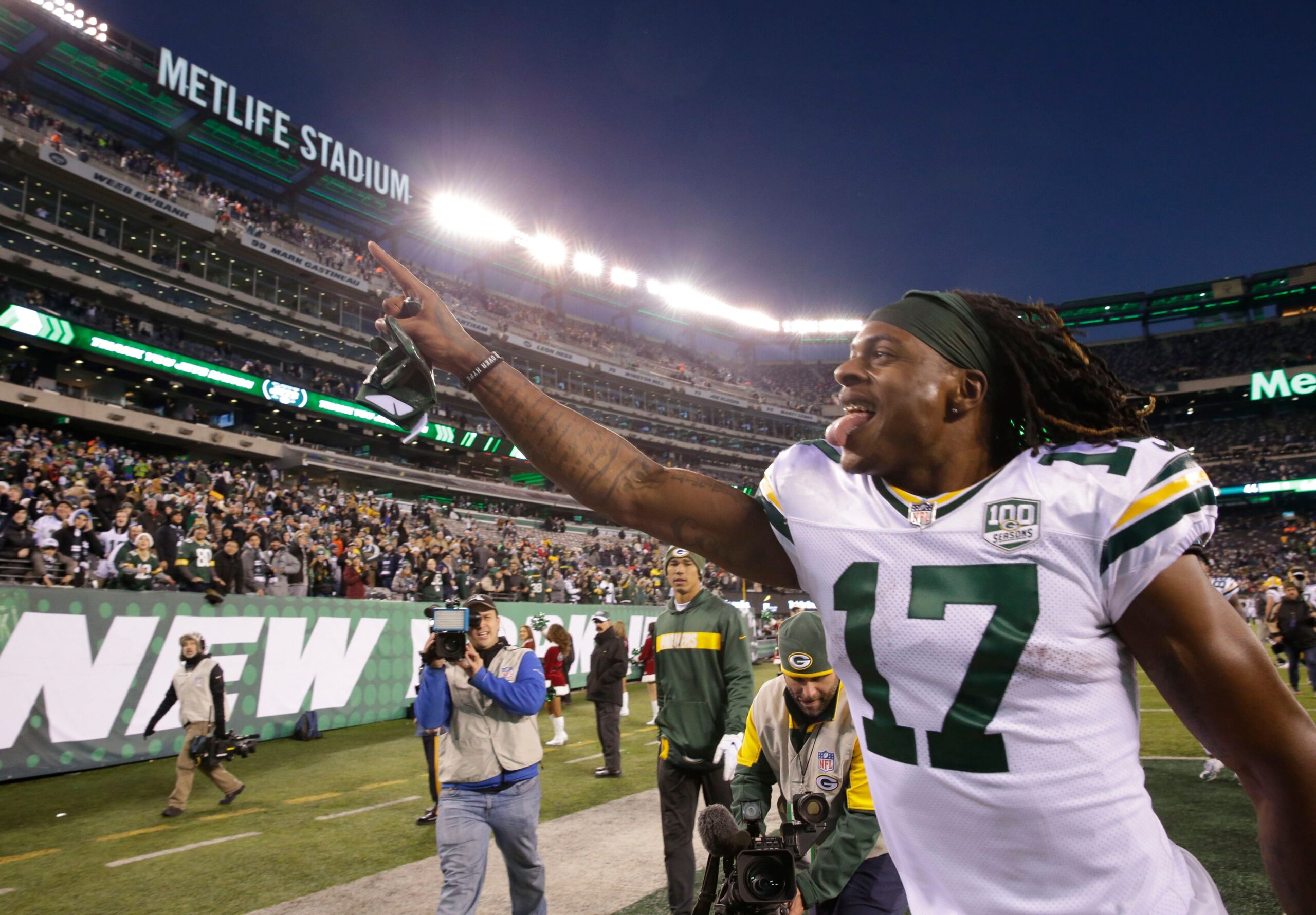 Breaking: Packers' Rival Signs WR Davante Adams (Report) 3 Green Bay Packers' Davante Adams responds to the fans after the Packers 44-38 overtime win against the New York Jets on Dec. 23 at MetLife Stadium in East Rutherford, New Jersey.