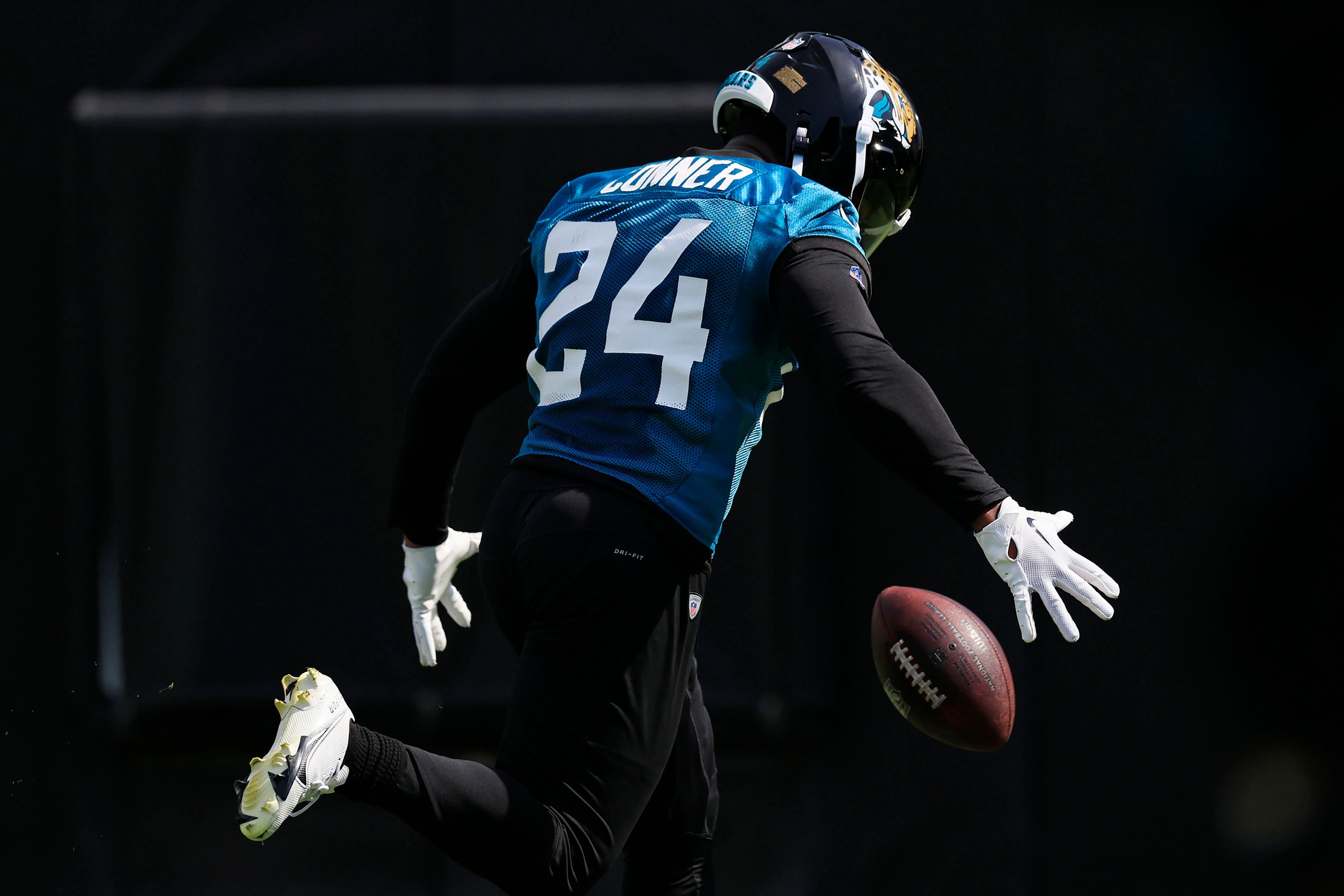 Jacksonville Jaguars running back Snoop Conner (24) drops a pass during the third and final day of a mandatory minicamp Monday, June 12, 2023 at TIAA Bank Field in Jacksonville, Fla. © Corey Perrine/Florida Times-Union / USA TODAY NETWORK Packers