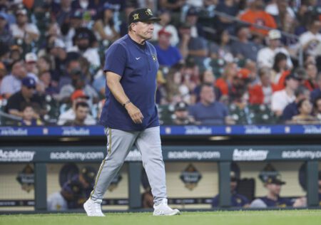 May 19, 2024; Houston, Texas, USA; Milwaukee Brewers manager Pat Murphy (21) walks to the mound for a pitching change during the fifth inning against the Houston Astros at Minute Maid Park. Mandatory Credit: Troy Taormina-Imagn Images