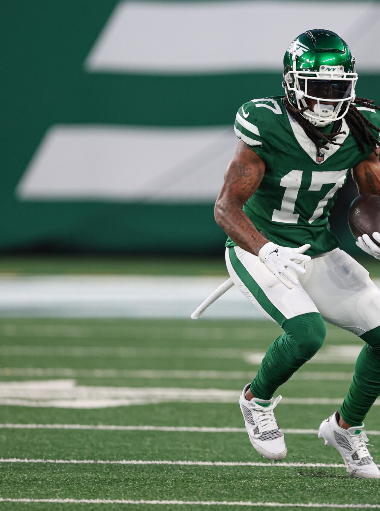 New York Jets wide receiver Davante Adams (17) gains yards, Los Angeles Rams