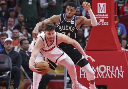 “Another Strong Showing From Sengun Tonight”: Houston Rockets Fans Praise Alperen Sengun In Win Against the Milwaukee Bucks Feb 25, 2025; Houston, Texas, USA; Milwaukee Bucks forward Giannis Antetokounmpo (34) defends against Houston Rockets center Alperen Sengun (28) during the fourth quarter at Toyota Center. Mandatory Credit: Troy Taormina-Imagn Images