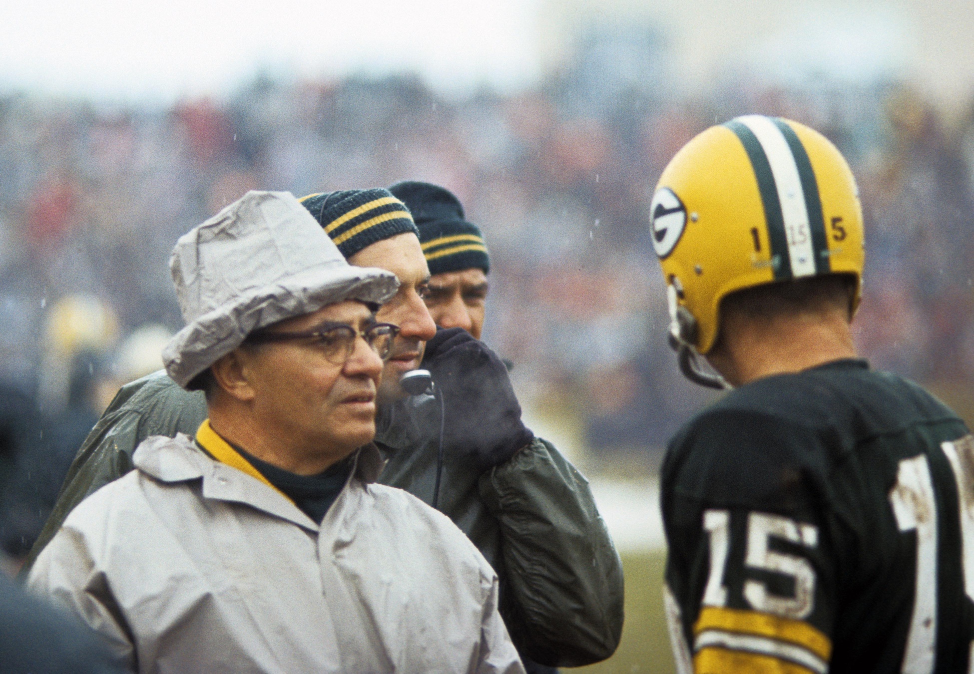 Jan 2, 1966; Cleveland, OH, USA; FILE PHOTO; Green Bay Packers head coach Vince Lombardi talks to quarterback Bart Starr (15) against the Cleveland Browns during the 1965 NFL Championship game at Cleveland Stadium. Mandatory Credit: David Boss-Imagn Images