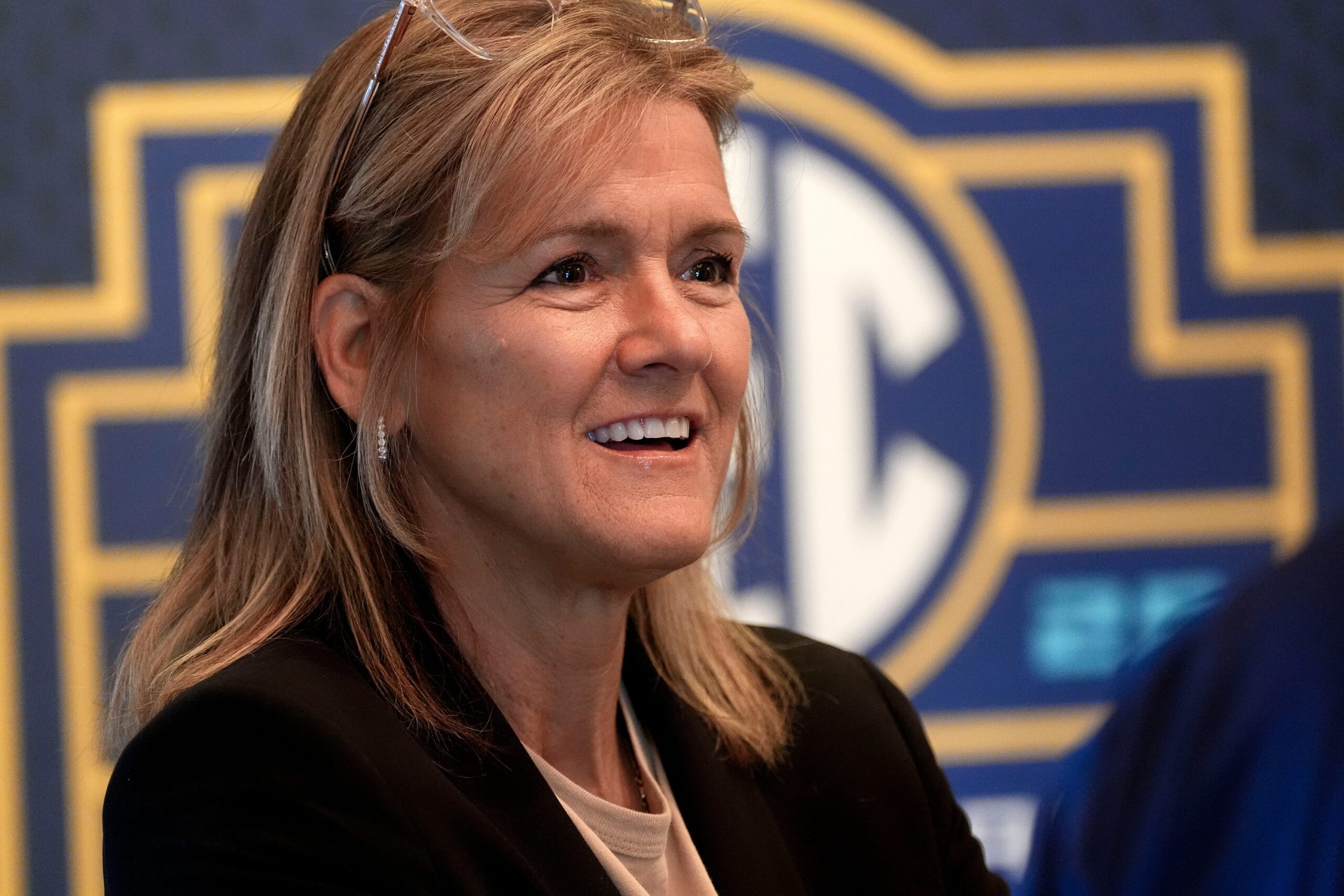 Breaking: Badgers Shock Everyone By Hiring Horrifically Underqualified Coach (Report) 3 Missouri head coach Robin Pingeton waits in the lobby before going to interviews during SEC Media Day at the Grand Bohemian Hotel in Mountain Brook Tuesday, Oct. 16, 2024. © Gary Cosby Jr.-Tuscaloosa News / USA TODAY NETWORK via Imagn Images Badgers