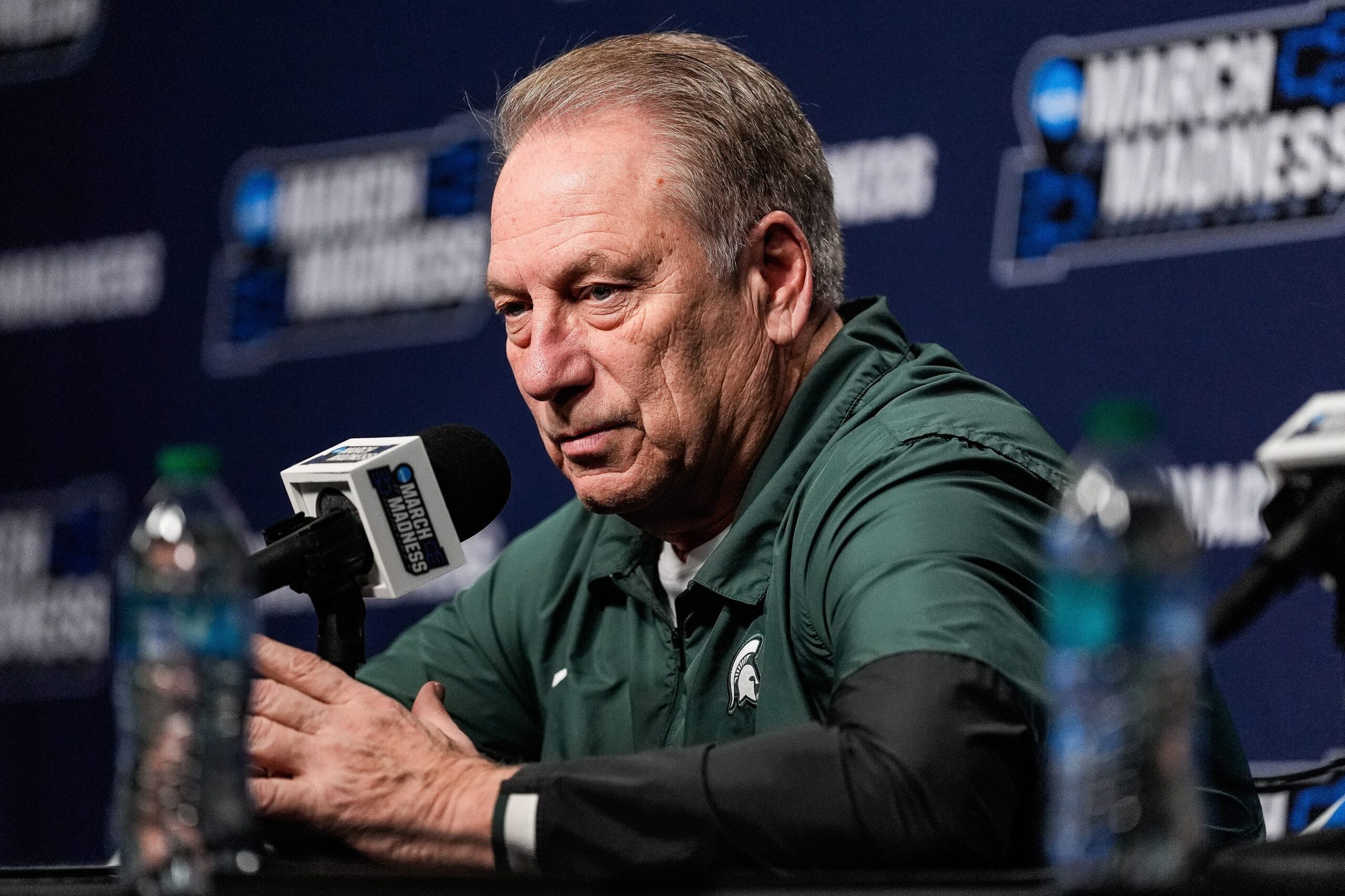 Packers: Legendary College Basketball Coach Announces He's A Diehard Green Bay Fan 2 Michigan State head coach Tom Izzo answers a question at a press conference ahead of Second Round of NCAA Tournament against New Mexico at Rocket Arena in Cleveland, Ohio on Saturday, March 22, 2025. © Junfu Han / USA TODAY NETWORK via Imagn Images