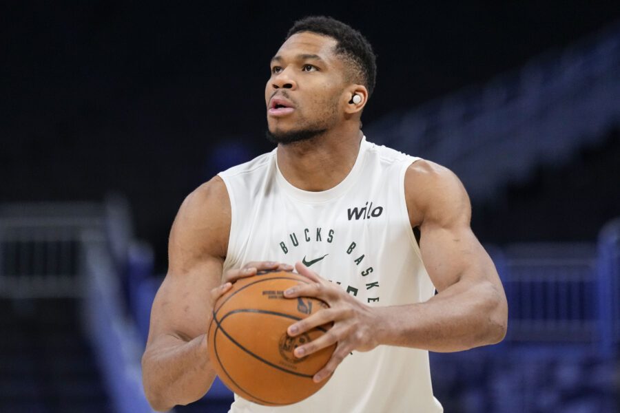 NBA News: West Contender Prepares Appealing Package to Get Giannis Antetokounmpo, Read to Give Up 1 of Today's Best Big Men 1 Giannis Antetokounmpo, Milwaukee Bucks