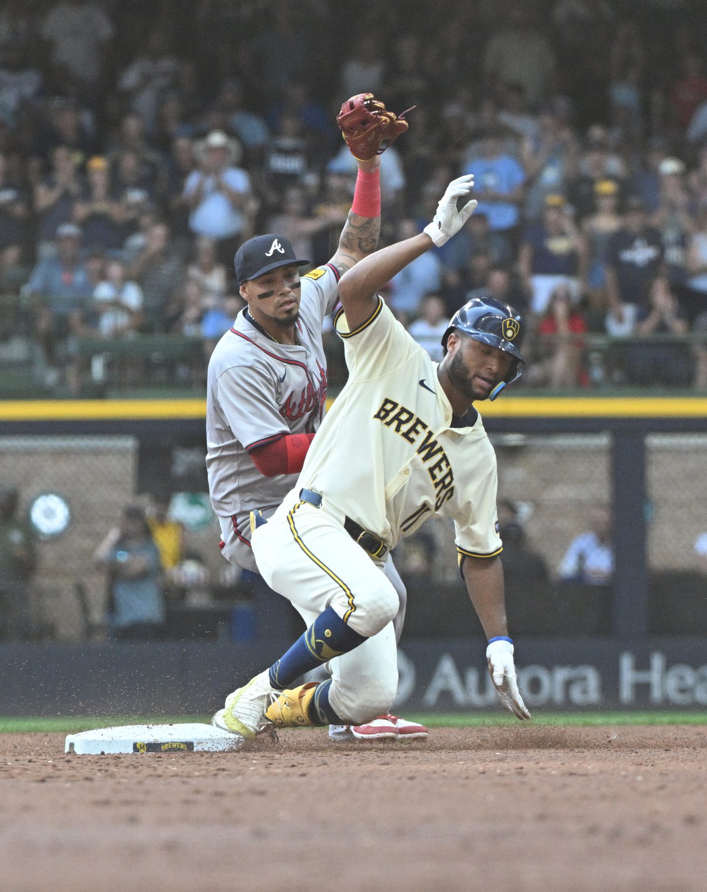 "Reunion?" Milwaukee Brewers Fans Want Former Fan-Favorite Signed After Release from Braves 2 Milwaukee Brewers, Orlando Arcia