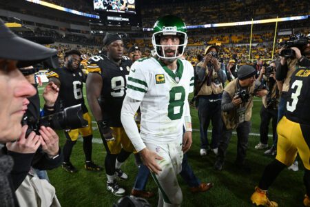 Aaron Rodgers Could Lose Steelers Spot to Another Veteran QB Who Would Hate to Become No. 2 With Current Team Aaron Rodgers vs Pittsburgh Steelers