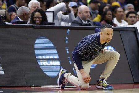 Marquette Golden Eagles head coach Shaka Smart