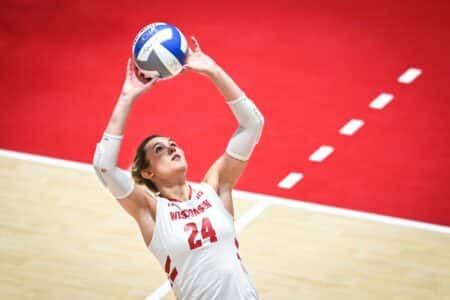 Badgers’ ride momentum of 8 point comeback to sweep Aggies Wisconsin Badgers, Badgers Volleyball, Isabelle Hoppe