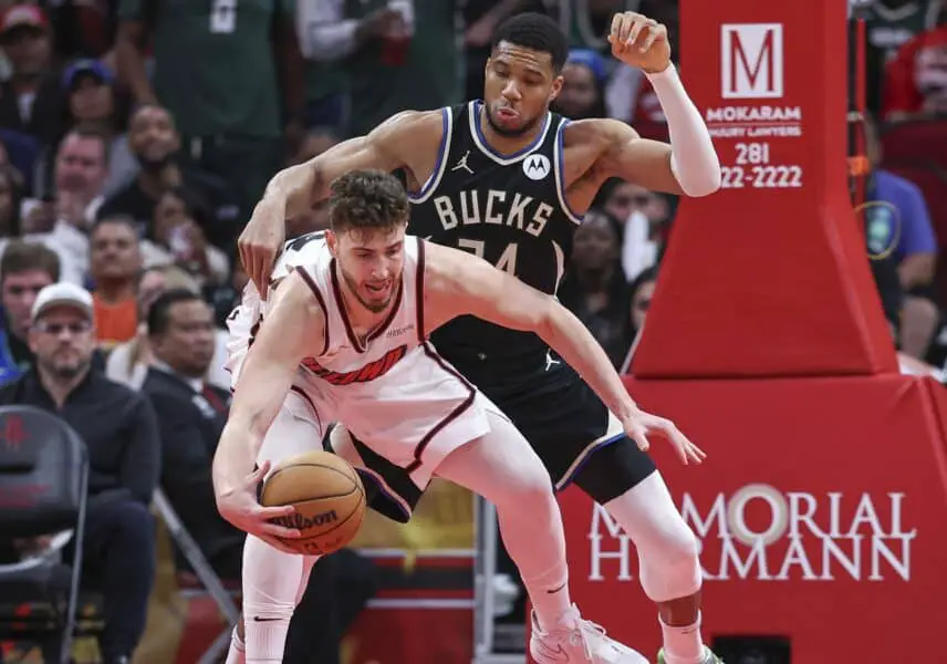 Rockets lurking as Giannis Antetokounmpo pressure mounts on Bucks 1 Feb 25, 2025; Houston, Texas, USA; Milwaukee Bucks forward Giannis Antetokounmpo (34) defends against Houston Rockets center Alperen Sengun (28) during the fourth quarter at Toyota Center. Mandatory Credit: Troy Taormina-Imagn Images
