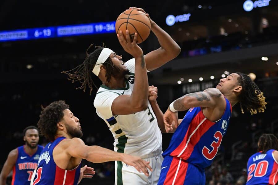 Injury-free Myles Turner could be Bucks’ X-Factor in Giannis Antetokounmpo's contract year 1 Oct 9, 2025; Milwaukee, Wisconsin, USA; Milwaukee Bucks center Myles Turner (3) takes a shot against Detroit Pistons forward Bobi Klintman (34) in the second quarter at Fiserv Forum. Mandatory Credit: Benny Sieu-Imagn Images
