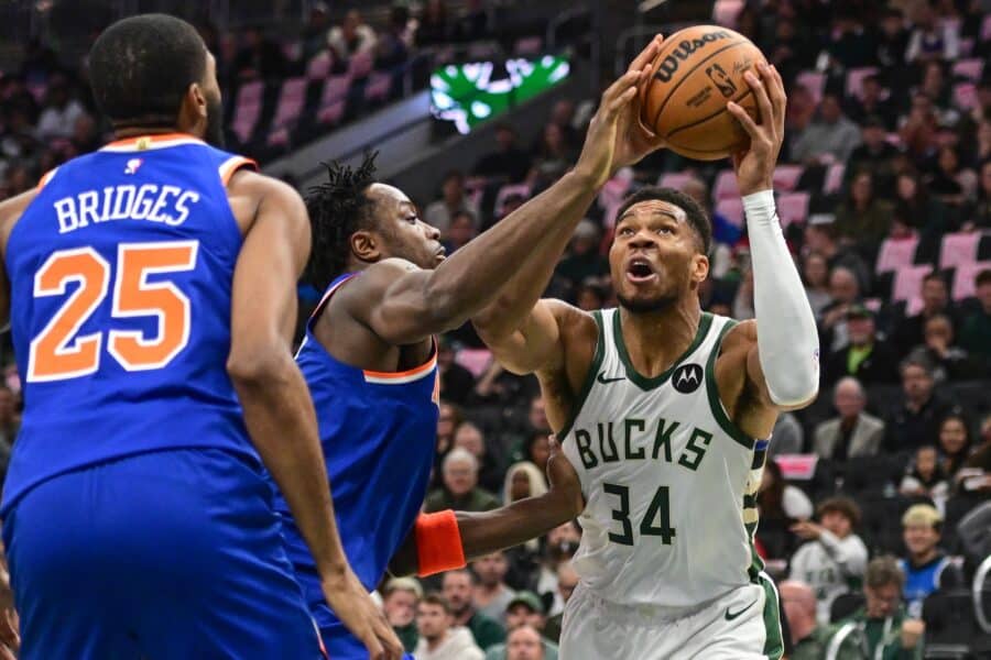 Giannis Antetokounmpo refocuses Bucks with epic night against rumor-linked Knicks 1 Oct 28, 2025; Milwaukee, Wisconsin, USA; Milwaukee Bucks forward Giannis Antetokounmpo (34) takes a shot against New York Knicks forward OG Anunoby (8) in the first quarter at Fiserv Forum. Mandatory Credit: Benny Sieu-Imagn Images