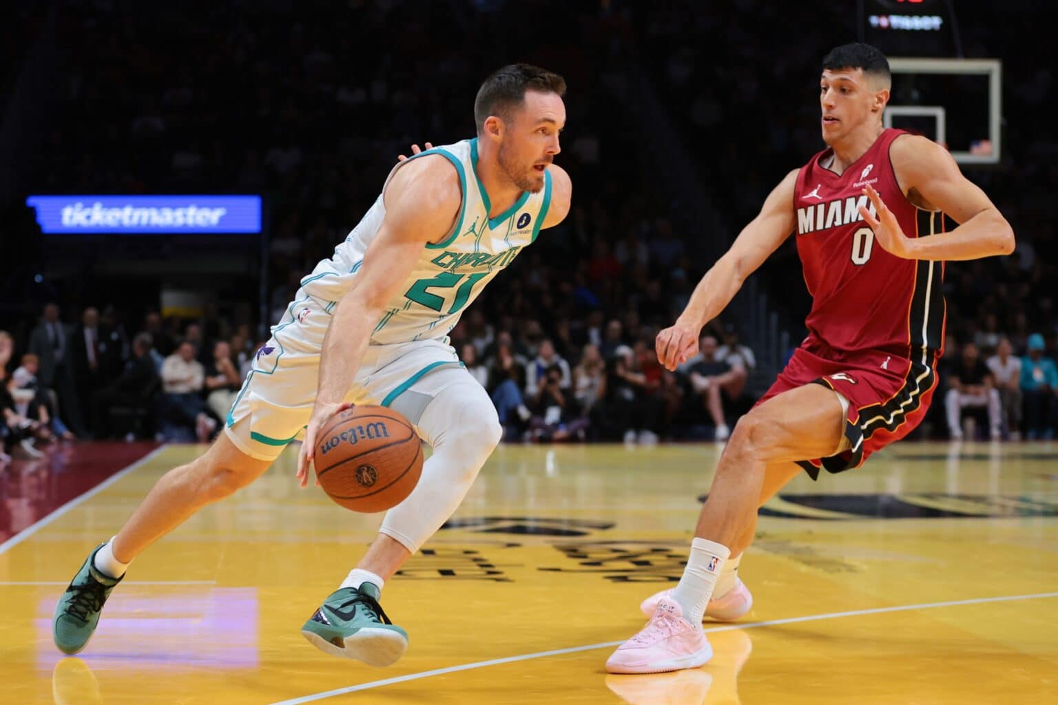 Charlotte Hornets guard Pat Connaughton (21)