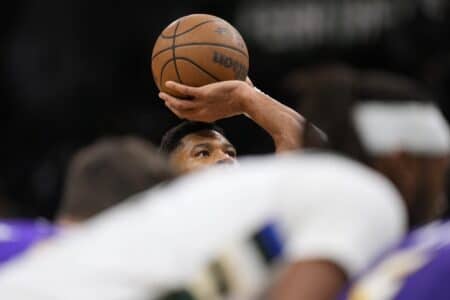 Giannis Antetokounmpo involved in postgame drama after Bucks’ loss to Lakers Giannis Antetokounmpo, Milwaukee Bucks, Los Angeles Lakers