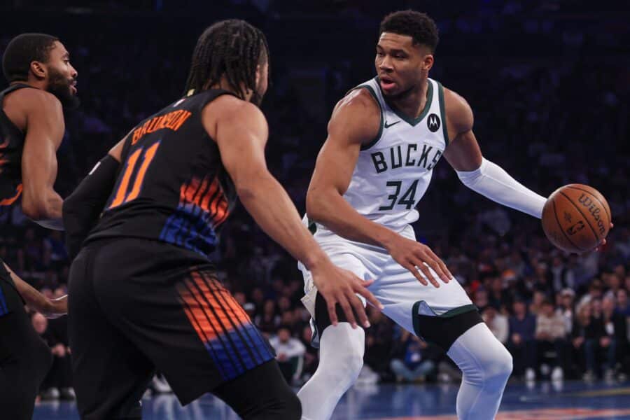 "He’s sick of the small market": Iman Shumpert alleges Giannis Antetokounmpo wants to leave the Bucks 2 Nov 28, 2025; New York, New York, USA; Milwaukee Bucks forward Giannis Antetokounmpo (34) dribbles as New York Knicks guard Jalen Brunson (11) defends during the first half at Madison Square Garden. Mandatory Credit: Vincent Carchietta-Imagn Images