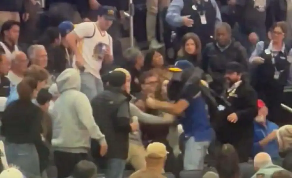 “They’re Throwing Hands” Bucks – Warriors Game Sees Shocking Fight Erupt In Crowd (Video) Fans fighting at Bucks - Warriors Matchup - Via @warriorsworld On Twitter (X)