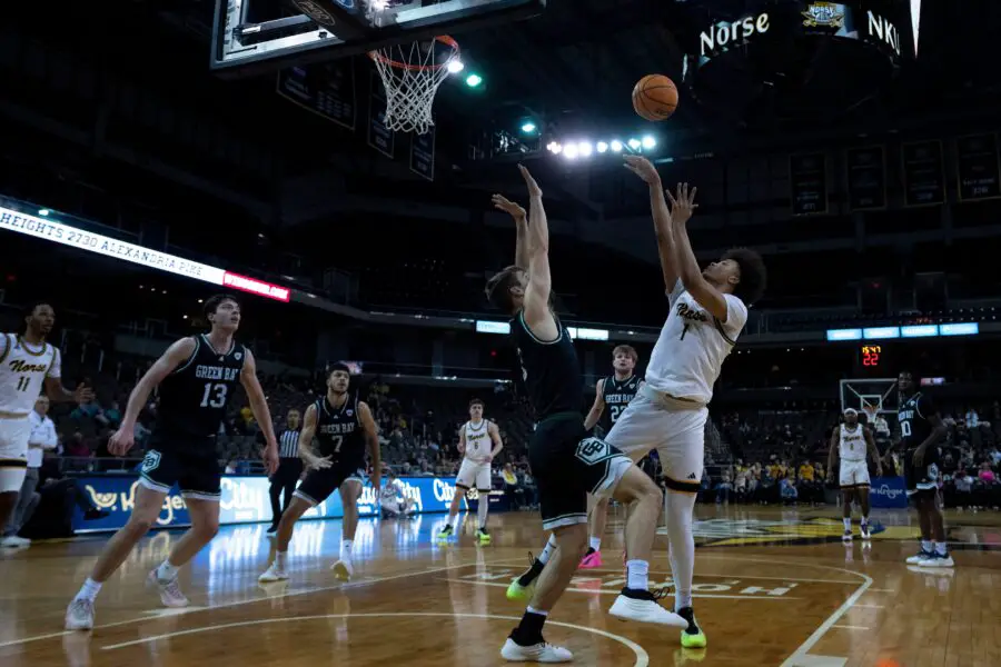 Green Bay Phoenix Dominate, Secure 76-63 Conference Win Over Detroit Mercy Titans Green Bay Phoenix