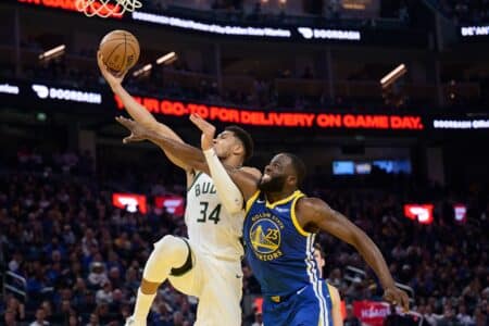Insider revelas offseason path to Giannis Antetokounmpo despite deadline miss Jan 7, 2026; San Francisco, California, USA; Milwaukee Bucks forward Giannis Antetokounmpo (34) shoots the ball against Golden State Warriors forward Draymond Green (23) during the second quarter at Chase Center. Mandatory Credit: Robert Edwards-Imagn Images